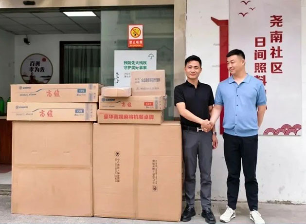 苏州华轩餐饮给尧南社区日间照料中心老人们送“快乐神器”啦！